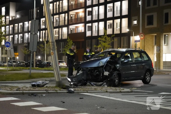 Automobilist eindigt tegen lantaarnpaal