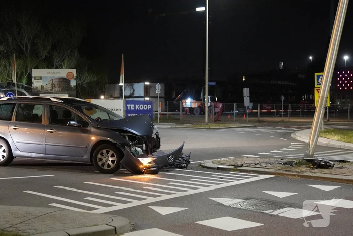 Automobilist eindigt tegen lantaarnpaal