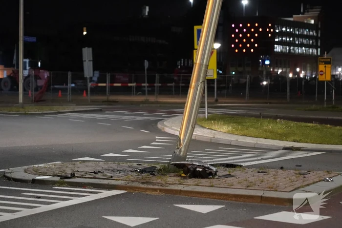 Automobilist eindigt tegen lantaarnpaal
