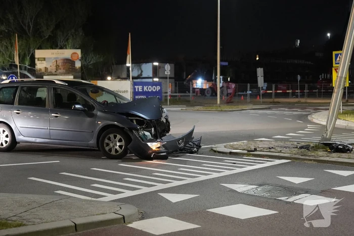 Automobilist eindigt tegen lantaarnpaal