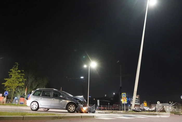 Automobilist eindigt tegen lantaarnpaal