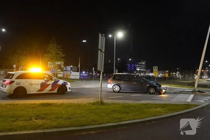 Automobilist eindigt tegen lantaarnpaal