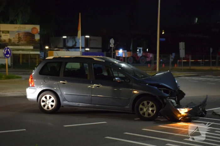 Automobilist eindigt tegen lantaarnpaal