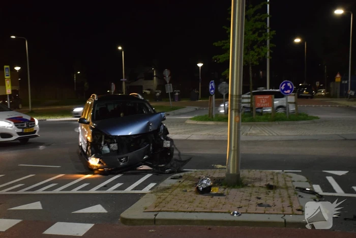 Automobilist eindigt tegen lantaarnpaal