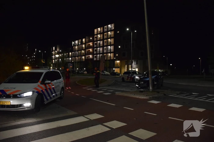 Automobilist eindigt tegen lantaarnpaal