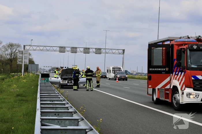 Brandweer blust autobrand op snelweg