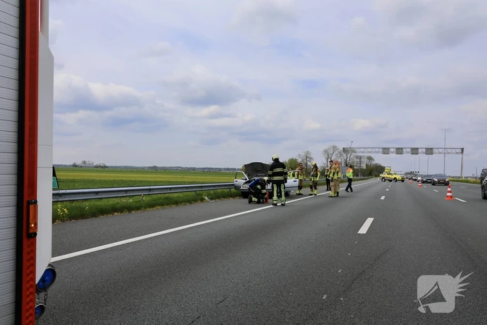 Brandweer blust autobrand op snelweg