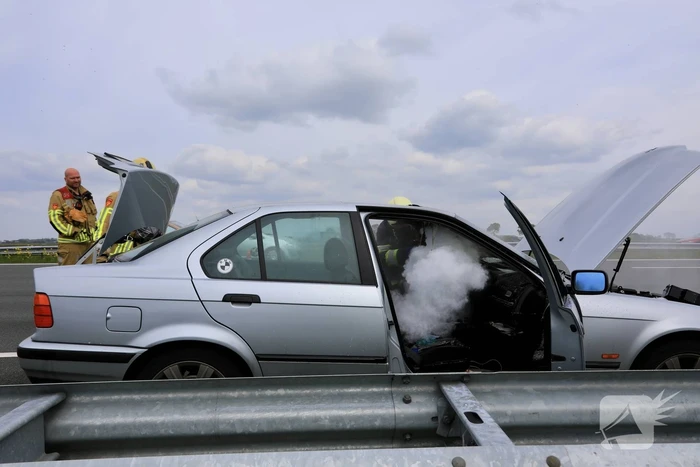 Brandweer blust autobrand op snelweg