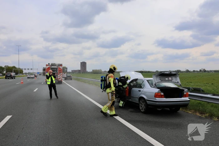 Brandweer blust autobrand op snelweg
