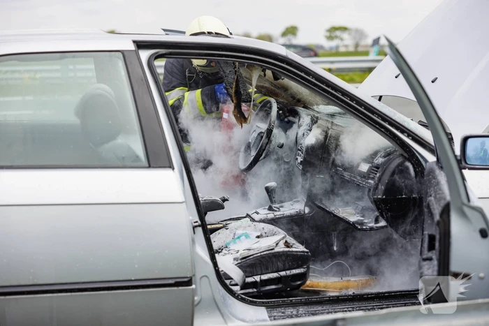 Brandweer blust autobrand op snelweg