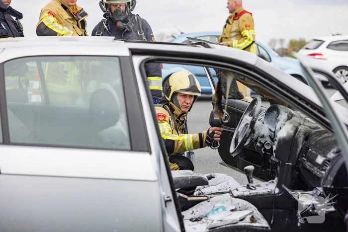 Brandweer blust autobrand op snelweg