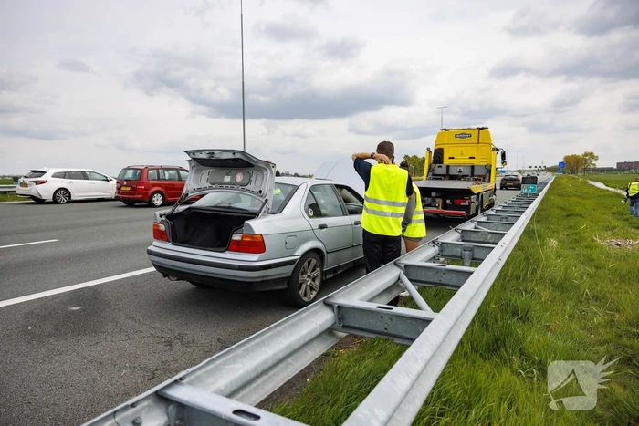 Brandweer blust autobrand op snelweg