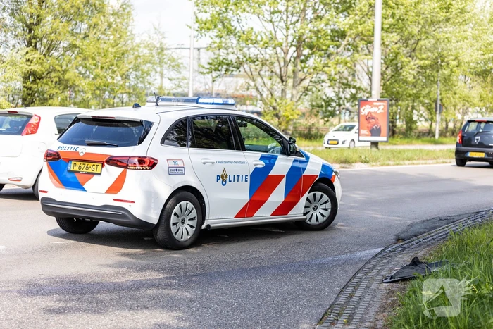 Politieauto botst tegen paal tijdens spoedrit