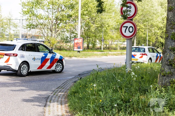 Politieauto botst tegen paal tijdens spoedrit