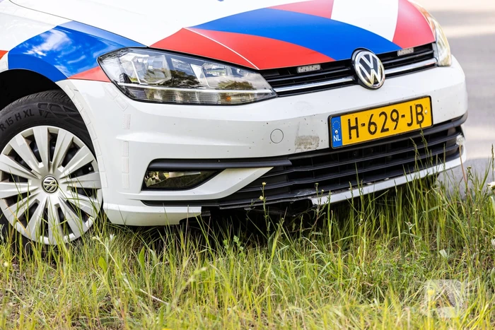 Politieauto botst tegen paal tijdens spoedrit