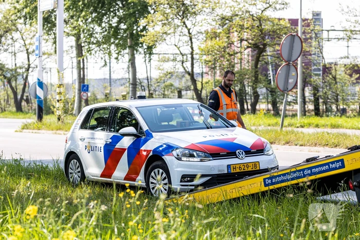 Politieauto botst tegen paal tijdens spoedrit