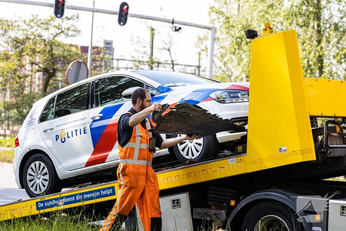 Politieauto botst tegen paal tijdens spoedrit