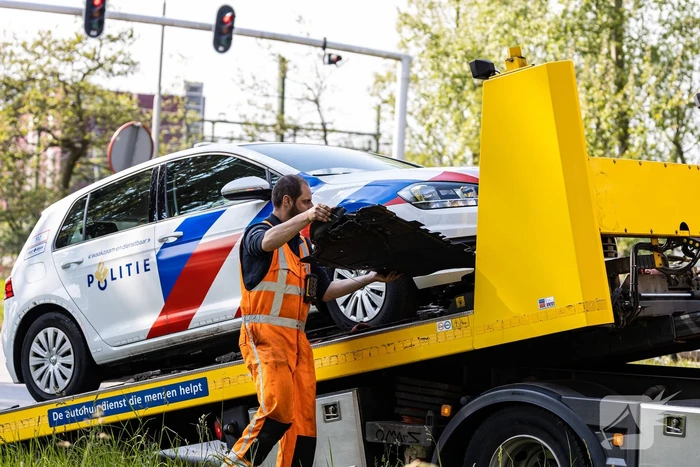 Politieauto botst tegen paal tijdens spoedrit