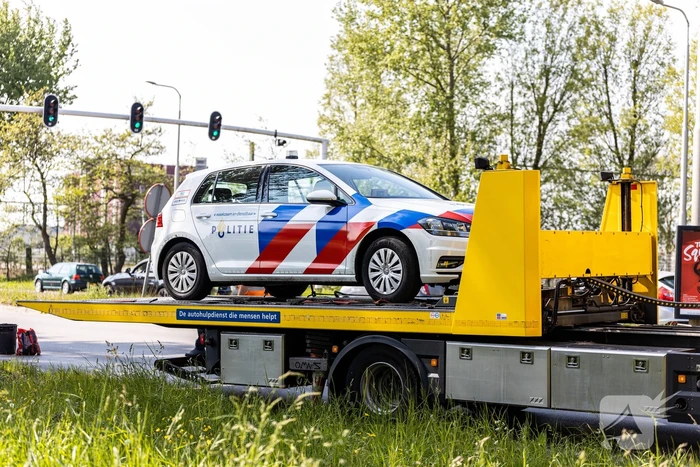 Politieauto botst tegen paal tijdens spoedrit