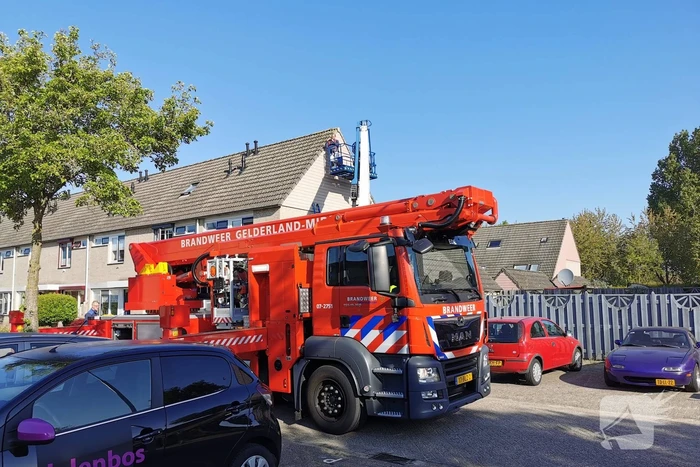 Schilder vast in hoogwerker