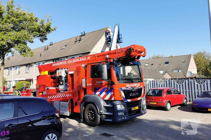 Schilder vast in hoogwerker