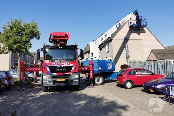 Schilder vast in hoogwerker