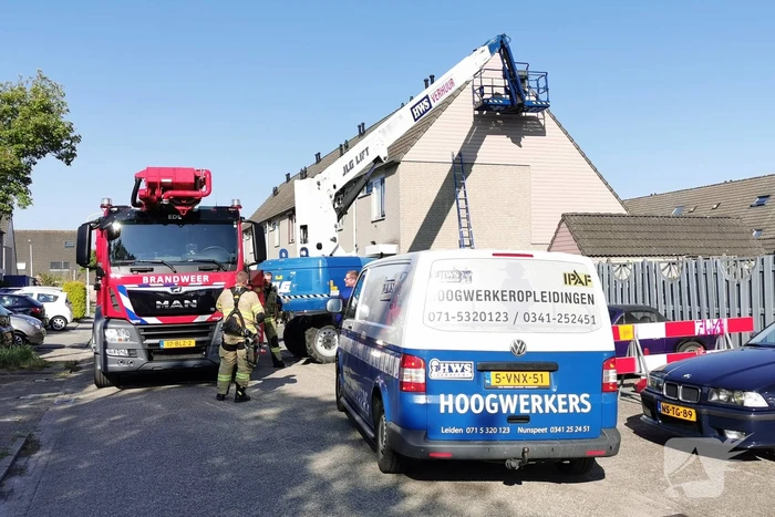 Schilder vast in hoogwerker
