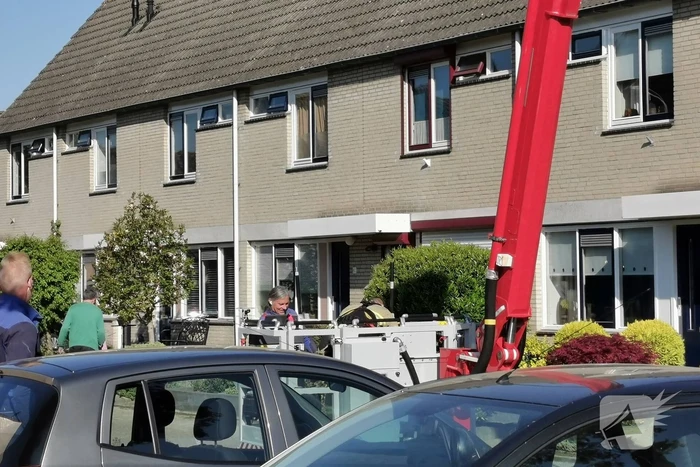 Schilder vast in hoogwerker