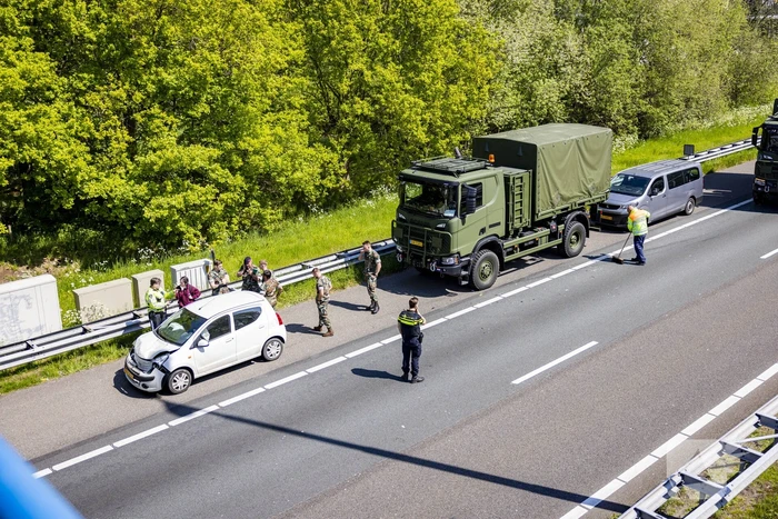 Automobiliste botst op militair konvooi