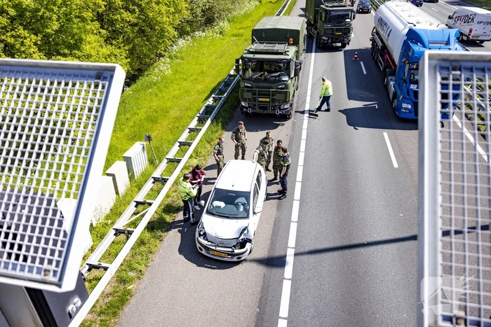 Automobiliste botst op militair konvooi