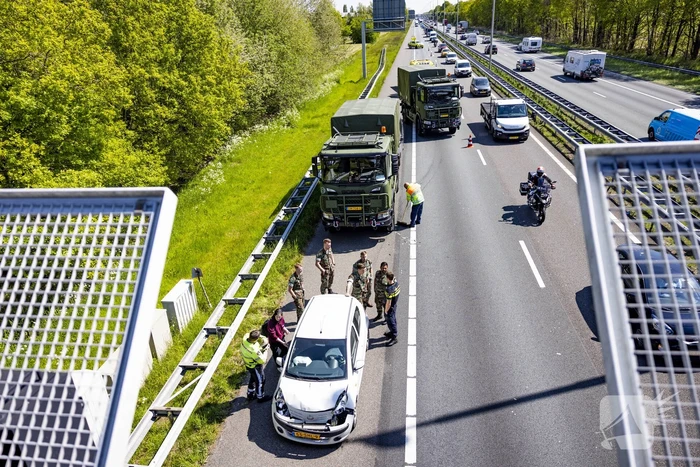 Automobiliste botst op militair konvooi