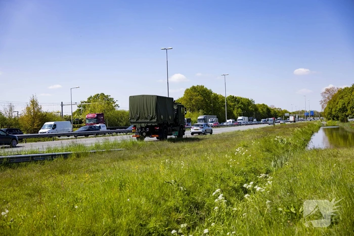 Automobiliste botst op militair konvooi