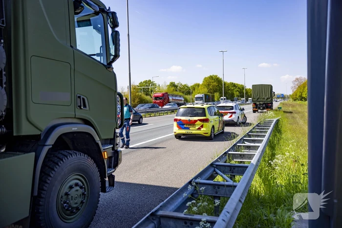 Automobiliste botst op militair konvooi