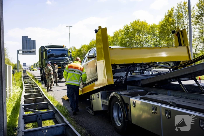 Automobiliste botst op militair konvooi