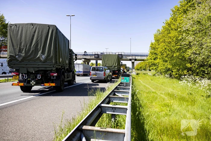 Automobiliste botst op militair konvooi