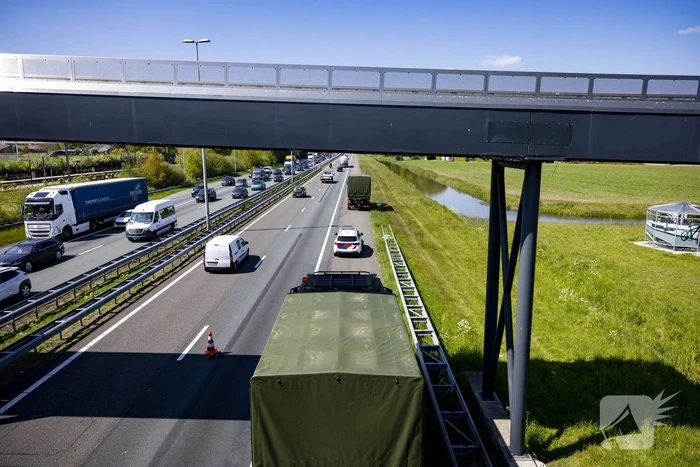 Automobiliste botst op militair konvooi