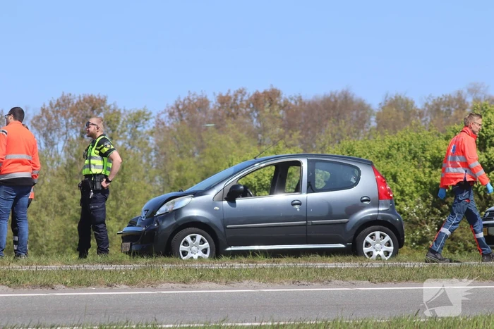Automobilist botst achterop vrachtwagen