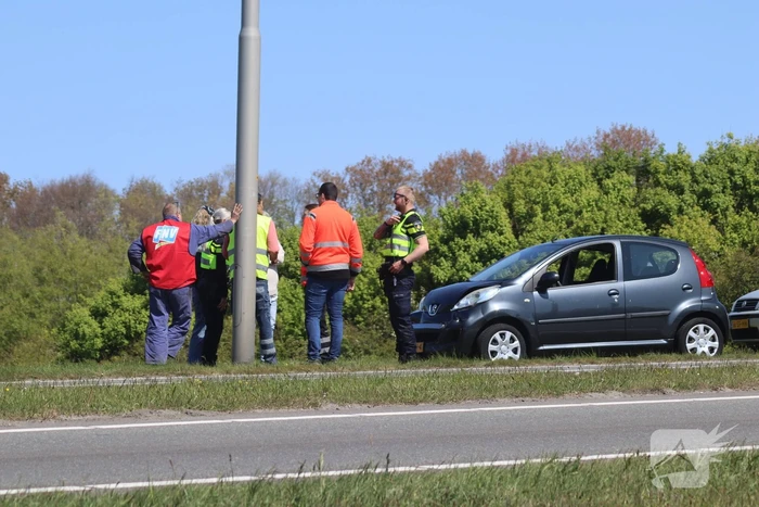Automobilist botst achterop vrachtwagen