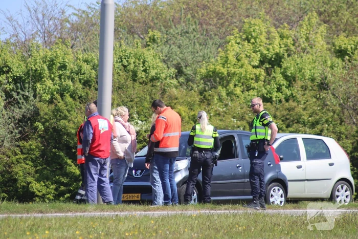 Automobilist botst achterop vrachtwagen