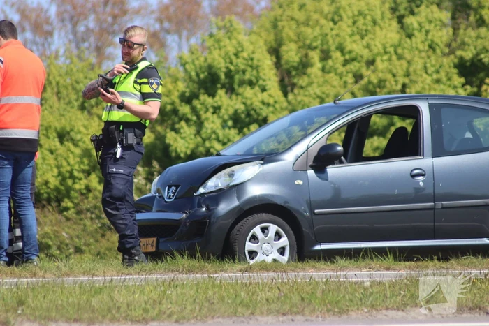 Automobilist botst achterop vrachtwagen
