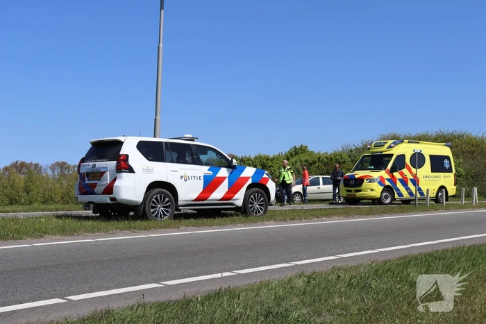 Automobilist botst achterop vrachtwagen