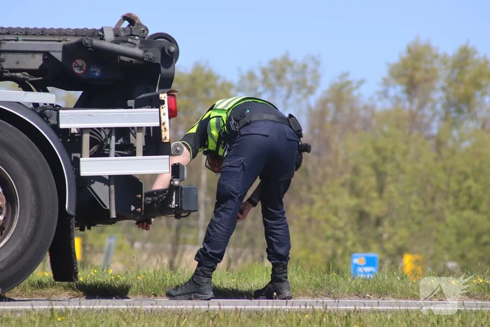 Automobilist botst achterop vrachtwagen
