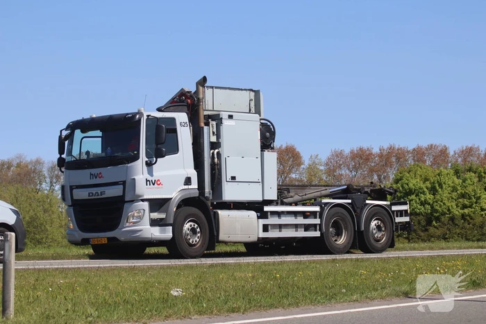 Automobilist botst achterop vrachtwagen