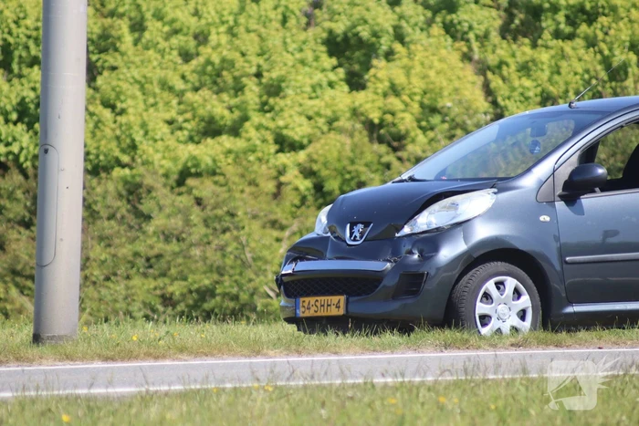 Automobilist botst achterop vrachtwagen