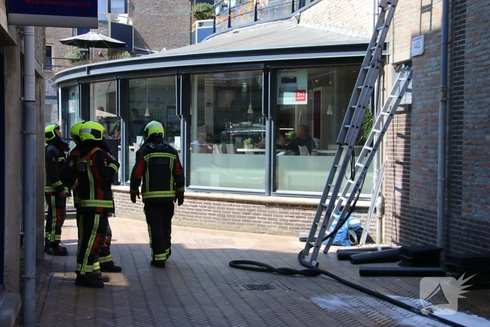 Brand op dak van woning boven woonwinkel Hema