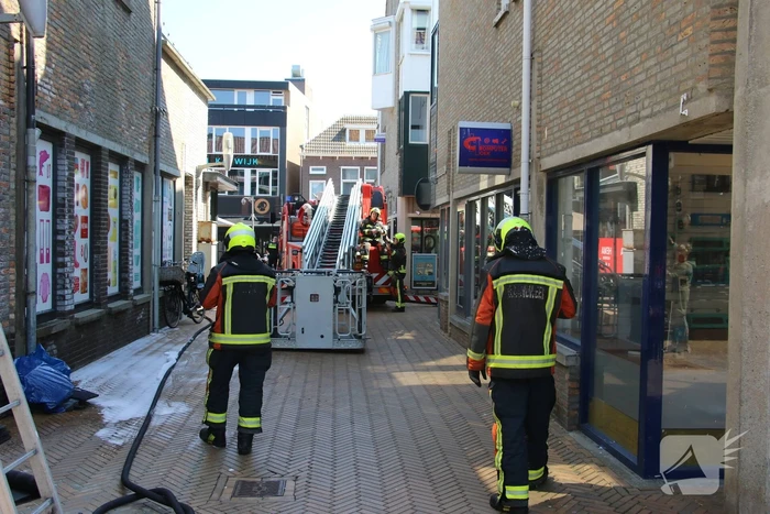 Brand op dak van woning boven woonwinkel Hema