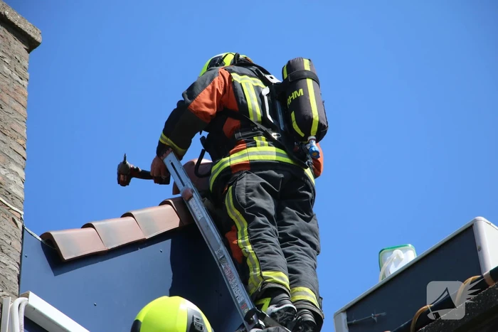 Brand op dak van woning boven woonwinkel Hema