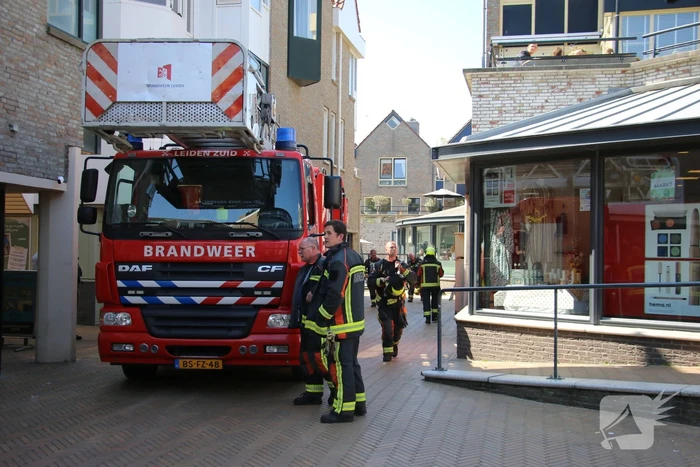 Brand op dak van woning boven woonwinkel Hema
