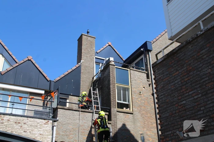 Brand op dak van woning boven woonwinkel Hema