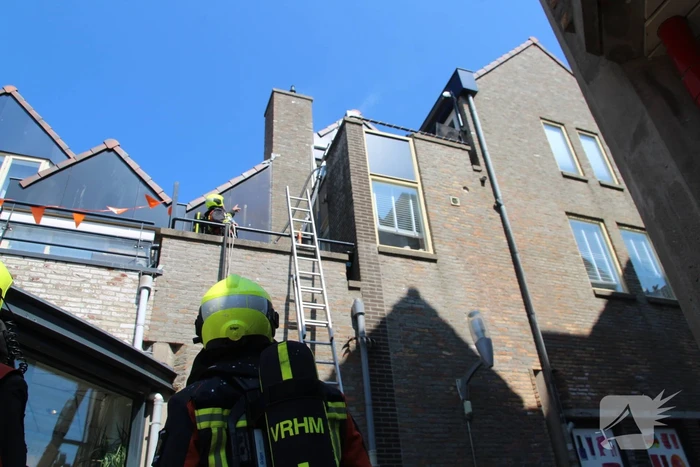 Brand op dak van woning boven woonwinkel Hema